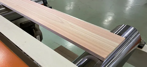 木材を加工している画像